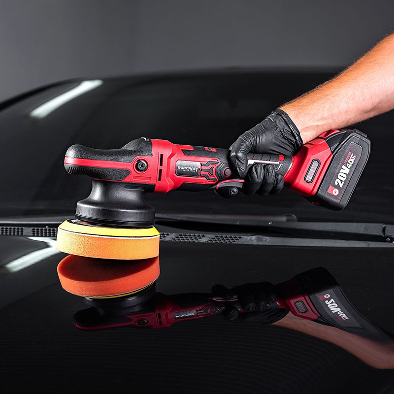 Работа полировальной машинки на капоте