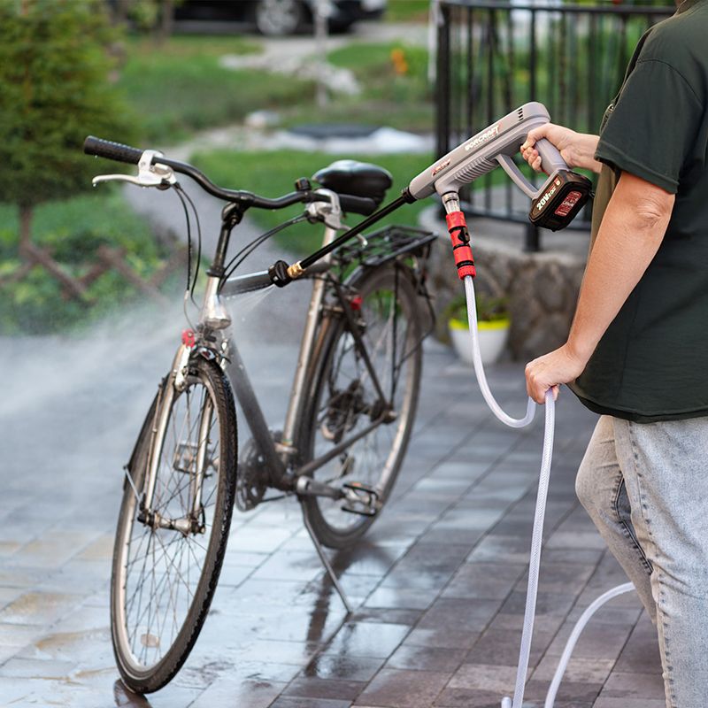 Мойка Worcraft очищает велосипед