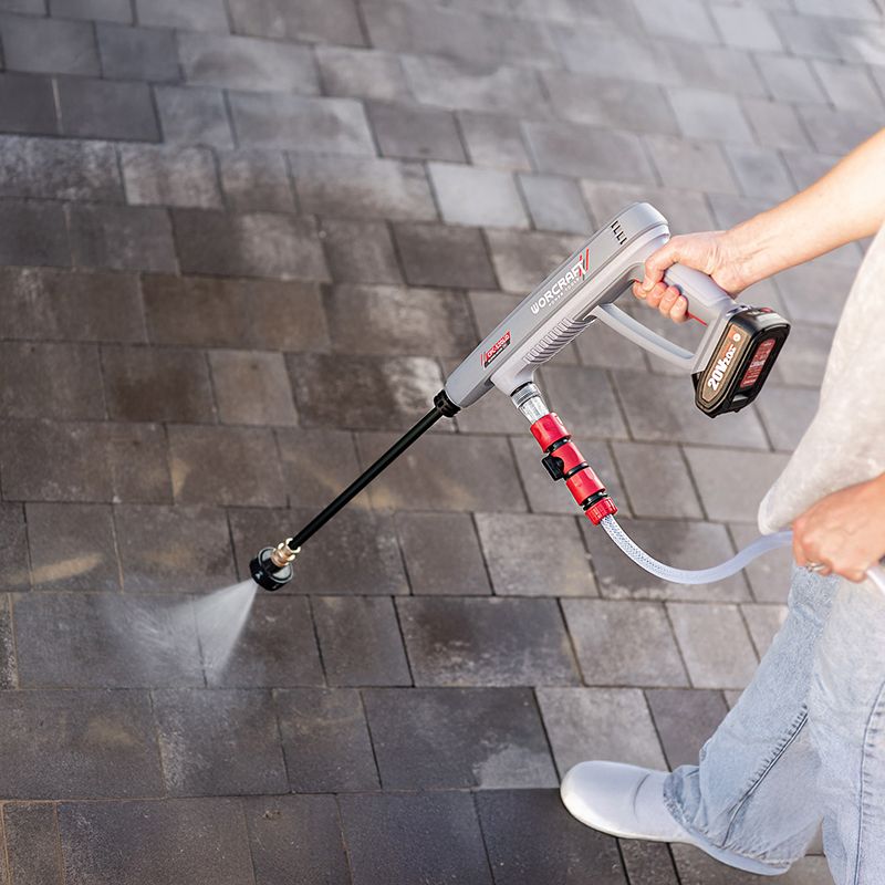 Мойка Worcraft очищает плитку