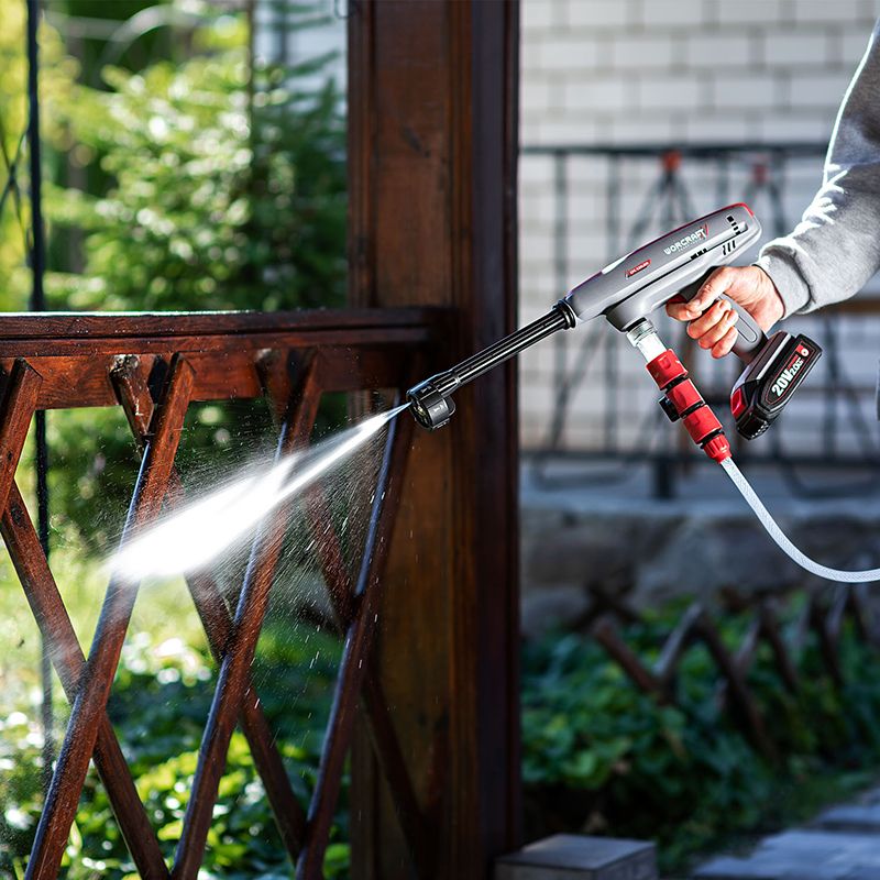 Мойка деревянного ограждения струёй воды