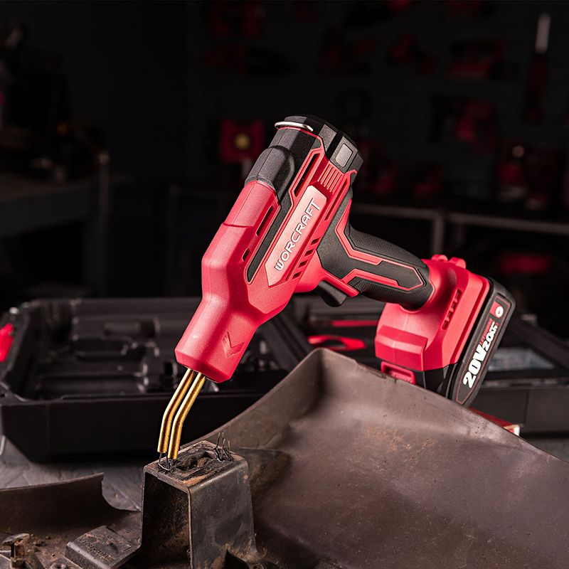 Аккумуляторный паяльник в работе