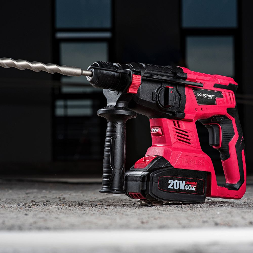 Аккумуляторный бесщеточный перфоратор WORCRAFT CRH-S20LiB в рабочем положении на строительной площадке.