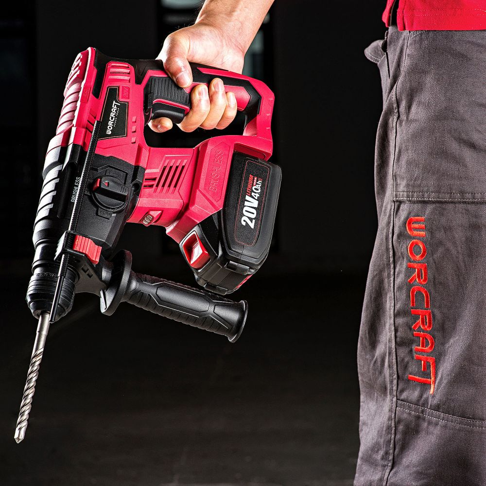 Перфоратор WORCRAFT CRH-S20LiB в руке — демонстрация мобильности и удобства.