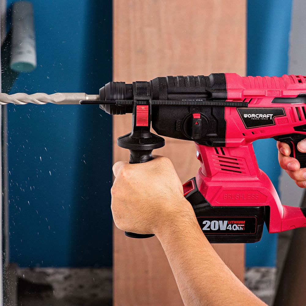 Сверление стены аккумуляторным перфоратором WORCRAFT CRH-S20LiB.