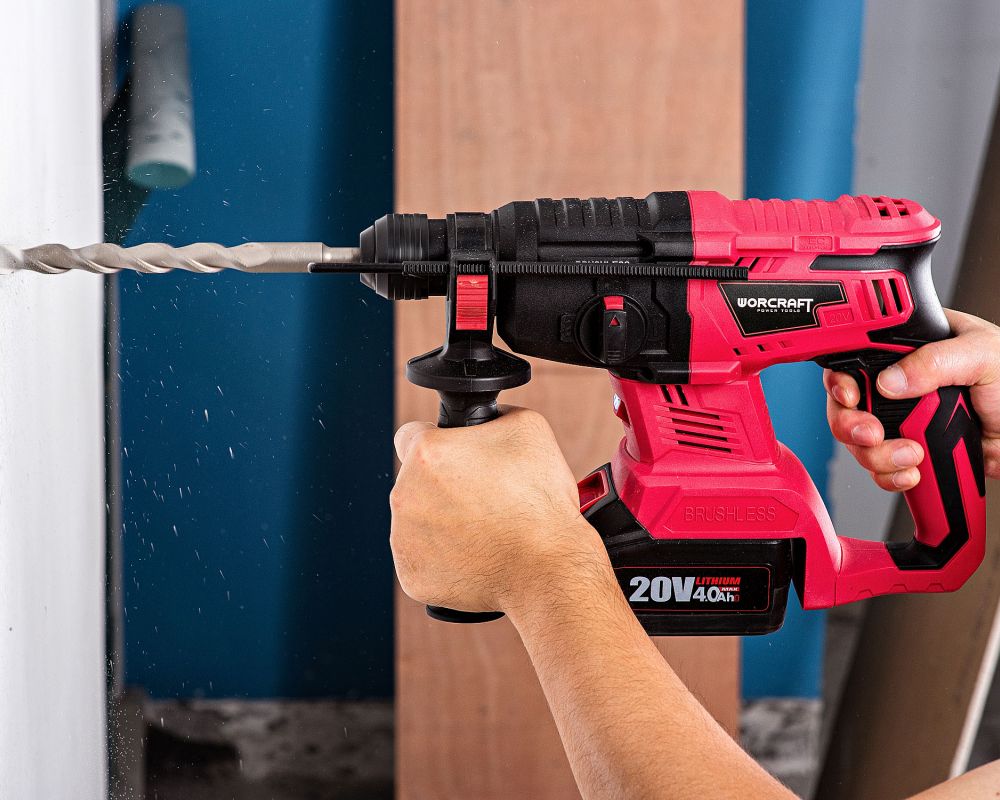 Свердління стіни перфоратором WORCRAFT CRH-S20LiB.