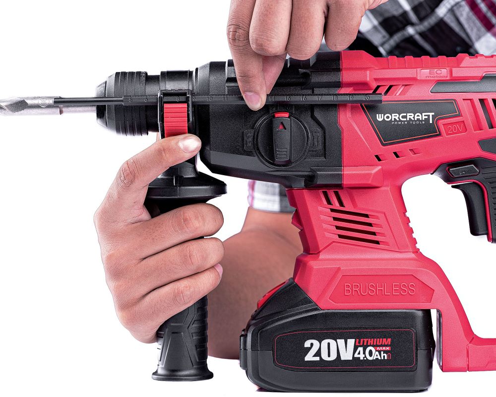 Установка бура в патрон — підготовка WORCRAFT CRH-S20LiB до роботи.
