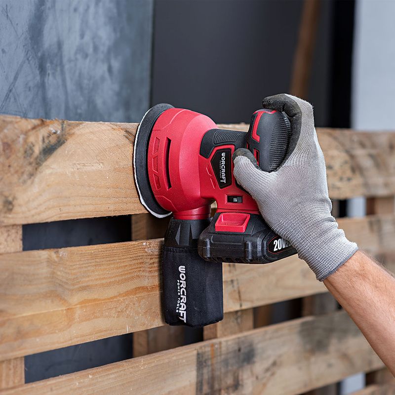 Акумуляторна ексцентрикова шліфмашина WORCRAFT CRS-S20Li в руці майстра, готова до роботи.