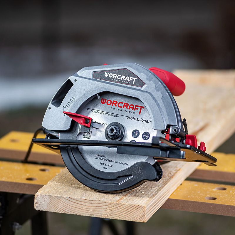 Циркулярная пила на деревянной доске