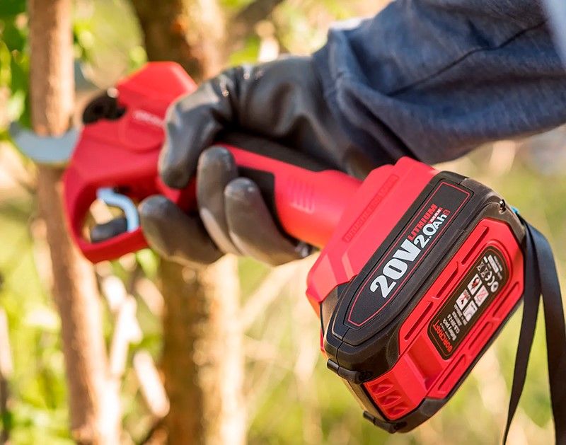 Увеличенный вид аккумулятора WORCRAFT 20V Max на рукоятке секатора.