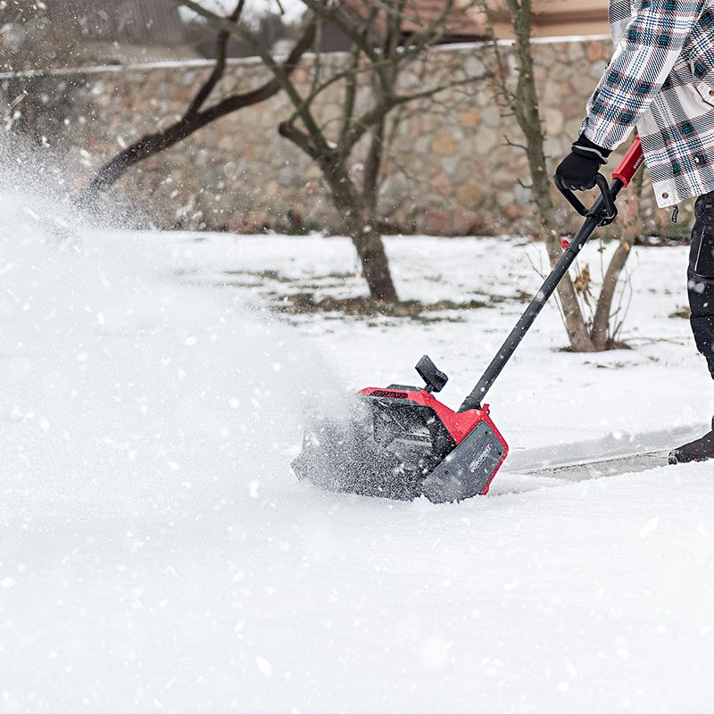 WORCRAFT CST-S40LiB выбрасывает снег во время уборки.