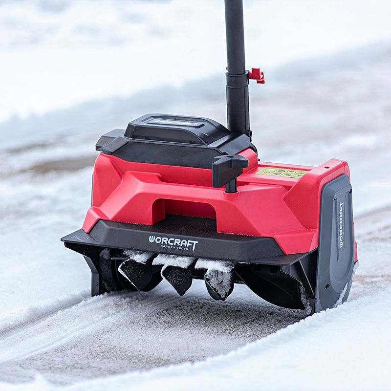 WORCRAFT CST-S40LiB очищает дорожку от снега.