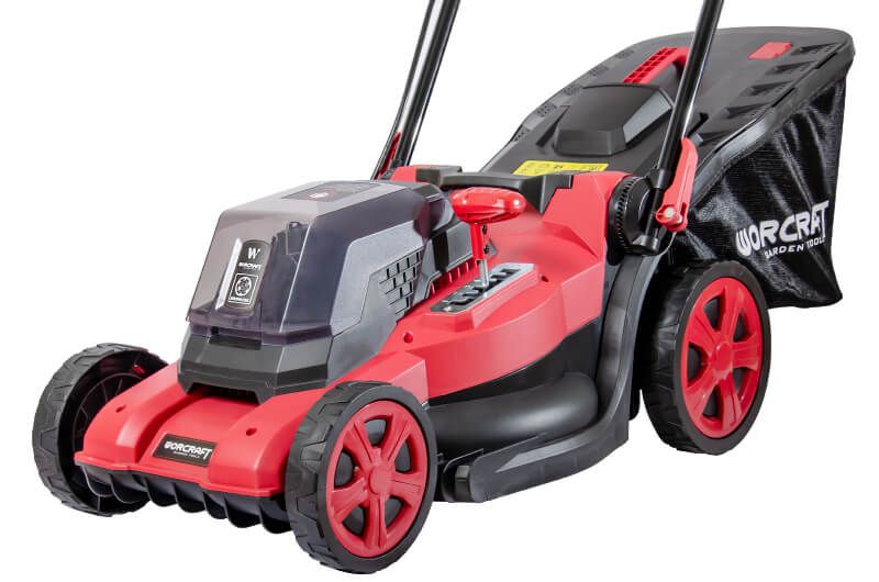 Газонокосилка WORCRAFT CLM-S40LIB крупным планом на белом фоне.