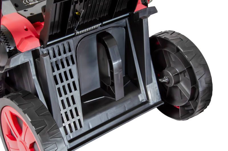 Отсек сбора травы газонокосилки WORCRAFT CLM-S40LIB с открытой крышкой.