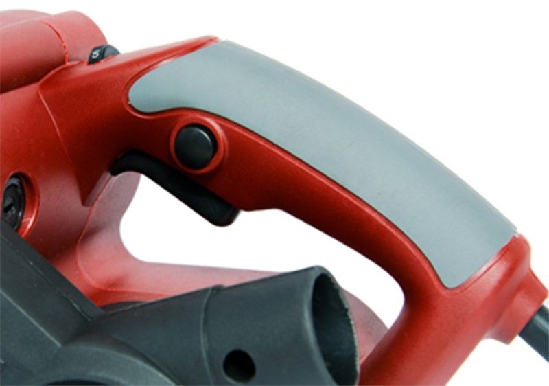 Эргономичная прорезиненная рукоятка ленточной шлифмашины WORCRAFT BS08-76 крупным планом.