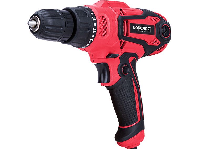 Электрический шуруповерт WORCRAFT ED-400 — общий вид инструмента с прорезиненной рукояткой.
