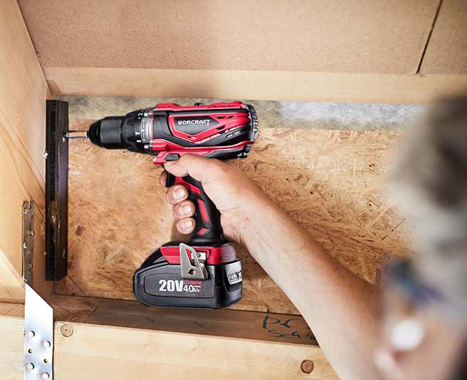 Человек работает аккумуляторным шуруповертом WORCRAFT CHD-S20Li в труднодоступном месте.