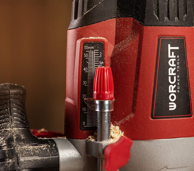 Электрический краскопульт WORCRAFT SG06-800 в руке — вид сбоку.