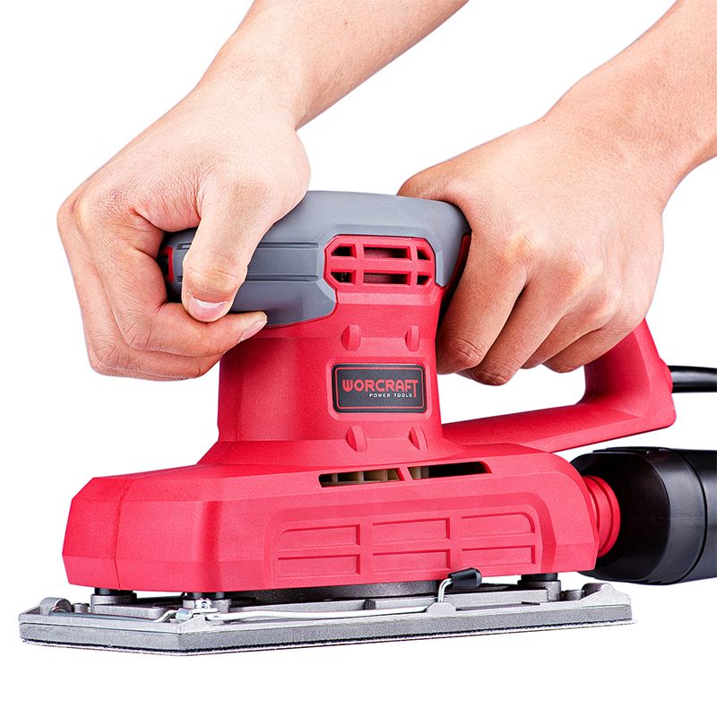 Збільшений план роботи з вібраційною шліфмашиною WORCRAFT FS-300, що тримається двома руками.
