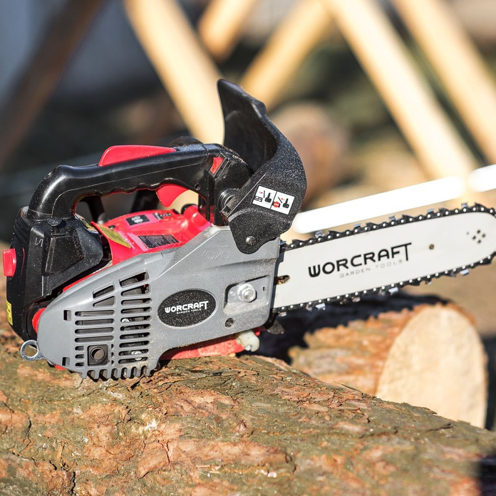 Бензопила WORCRAFT GCS26-10 на колоді на вулиці.