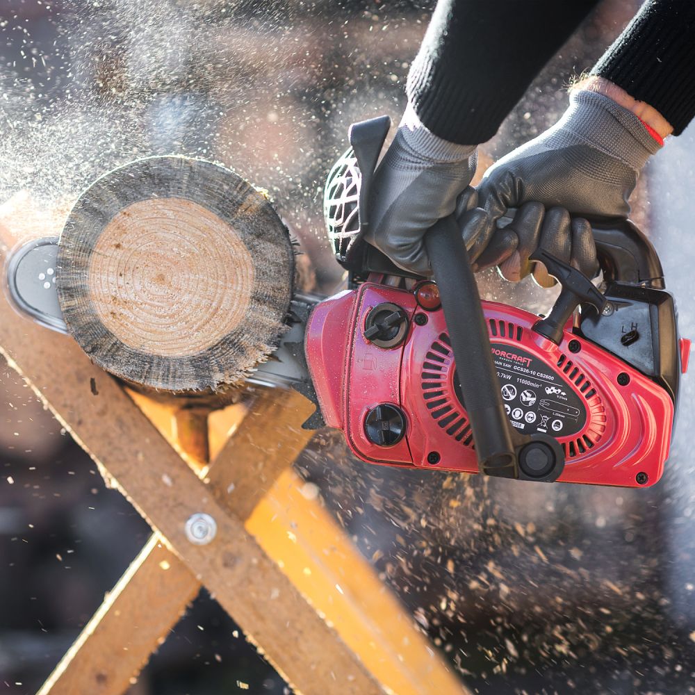 Бензопила WORCRAFT GCS26-10 в роботі, розпил дерева на козлах.