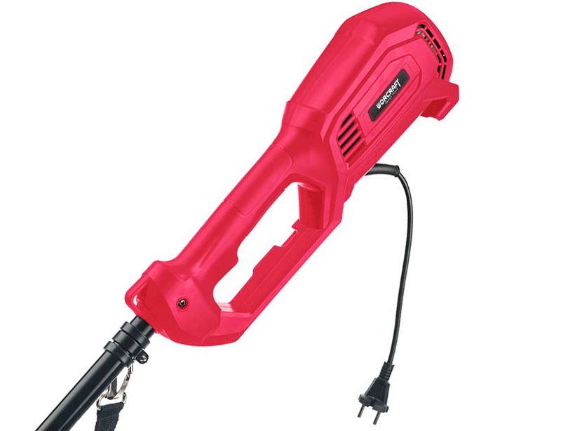 Рукоятка и кабель электрического триммера WORCRAFT крупным планом.