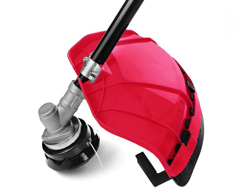 Защитный кожух и режущая головка триммера WORCRAFT при работе.