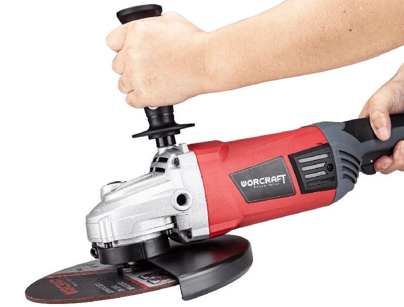 Шлифмашина угловая WORCRAFT AG24-230H в руке, вид сбоку