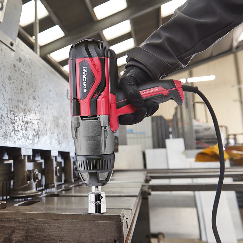 Электрический гайковерт WORCRAFT IW-1000A в работе на металлической конструкции.
