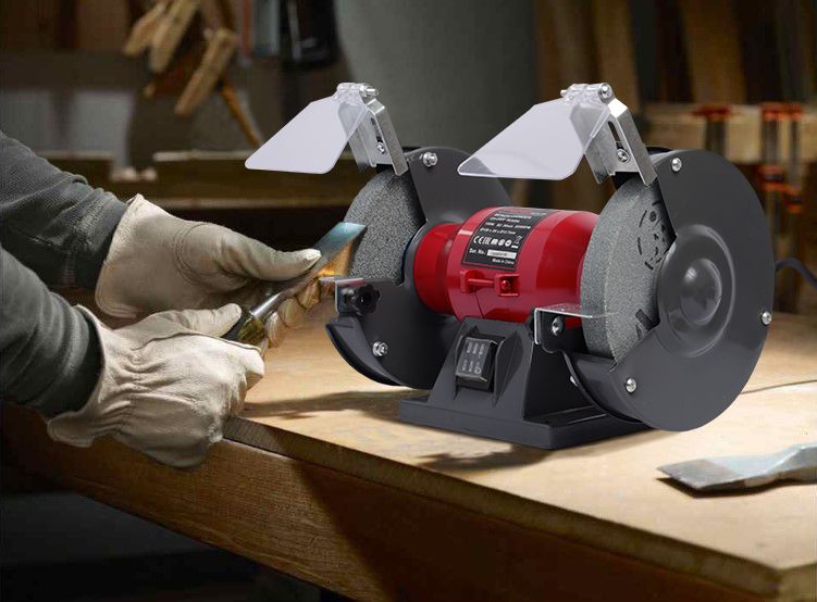 Заточной станок WORCRAFT BG20-150 в мастерской используется для заточки инструмента.