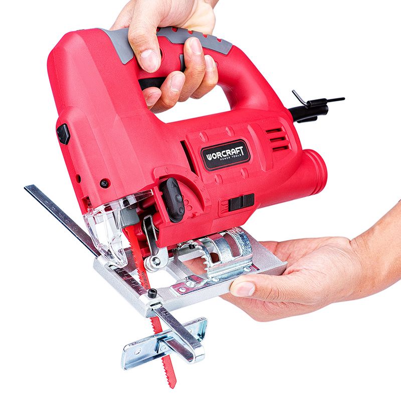 Лобзик WORCRAFT JS08-100 в руке, установка направляющей линейки.