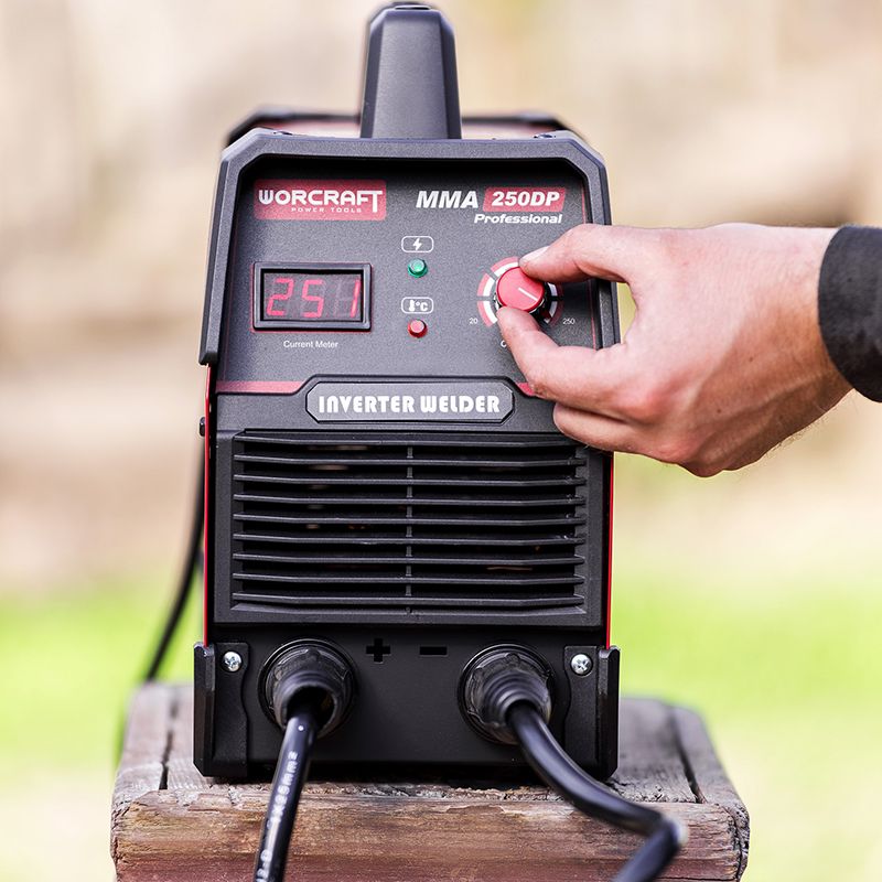 Налаштування параметрів на панелі керування зварювального апарата WORCRAFT MMA-250DP.