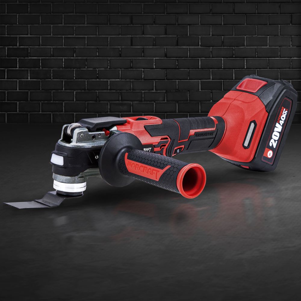 Реноватор WORCRAFT на деревянной поверхности