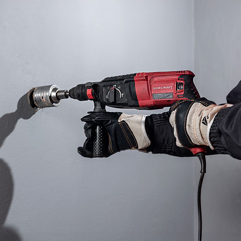 Перфоратор WORCRAFT RH09-26B с установленной боковой рукояткой — вид сбоку.