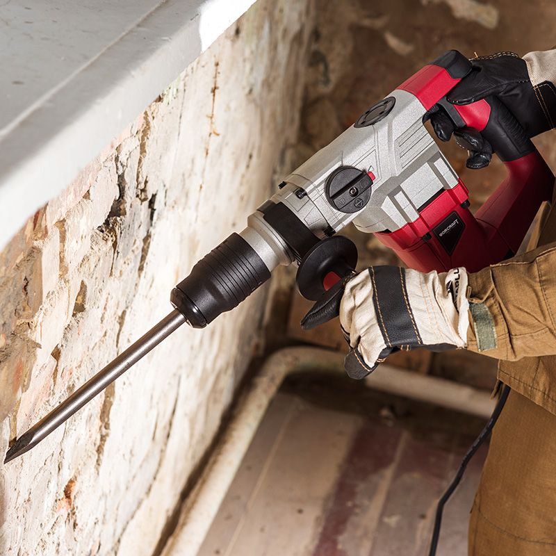 Перфоратор WORCRAFT RH15-40X у процесі свердління стіни.