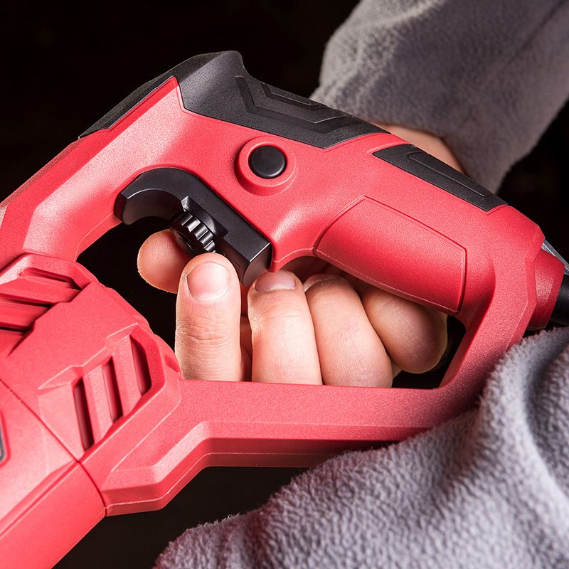 Близкий план переключателя скорости на сабельной пиле WORCRAFT RS07-115E.