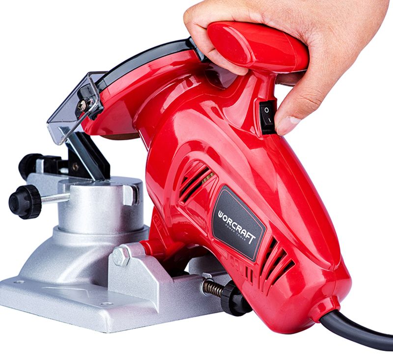 WORCRAFT SS18-100 у процесі заточування ланцюга — оператор тримає ручку.