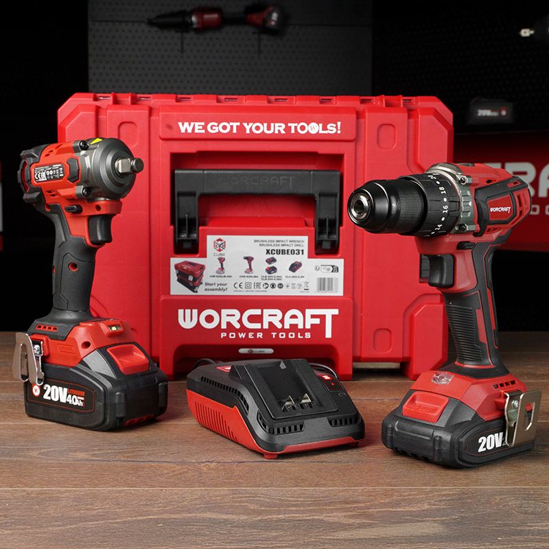 Аккумуляторные шуруповерт и гайковерт WORCRAFT с зарядным устройством и кейсом XCUBE031 на деревянной поверхности.